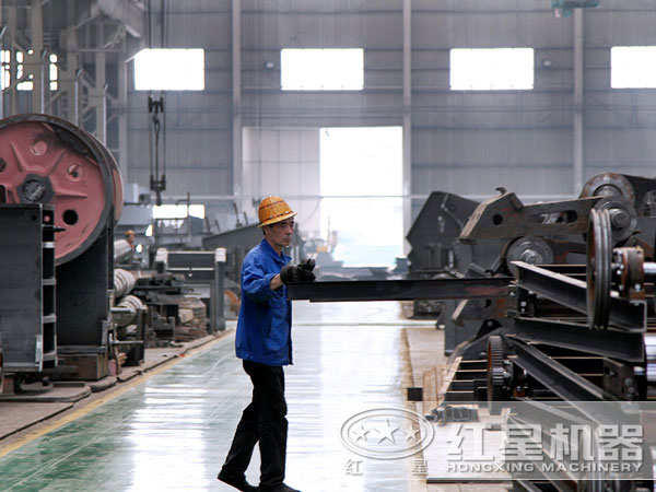 工人正在选用耐磨材料