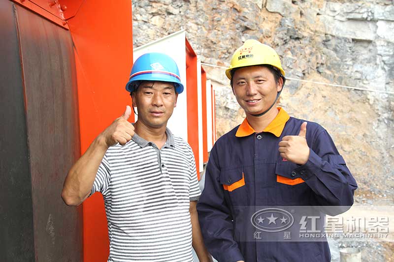 红星工作人员与客户在现场 红星工作人员与客户在现场